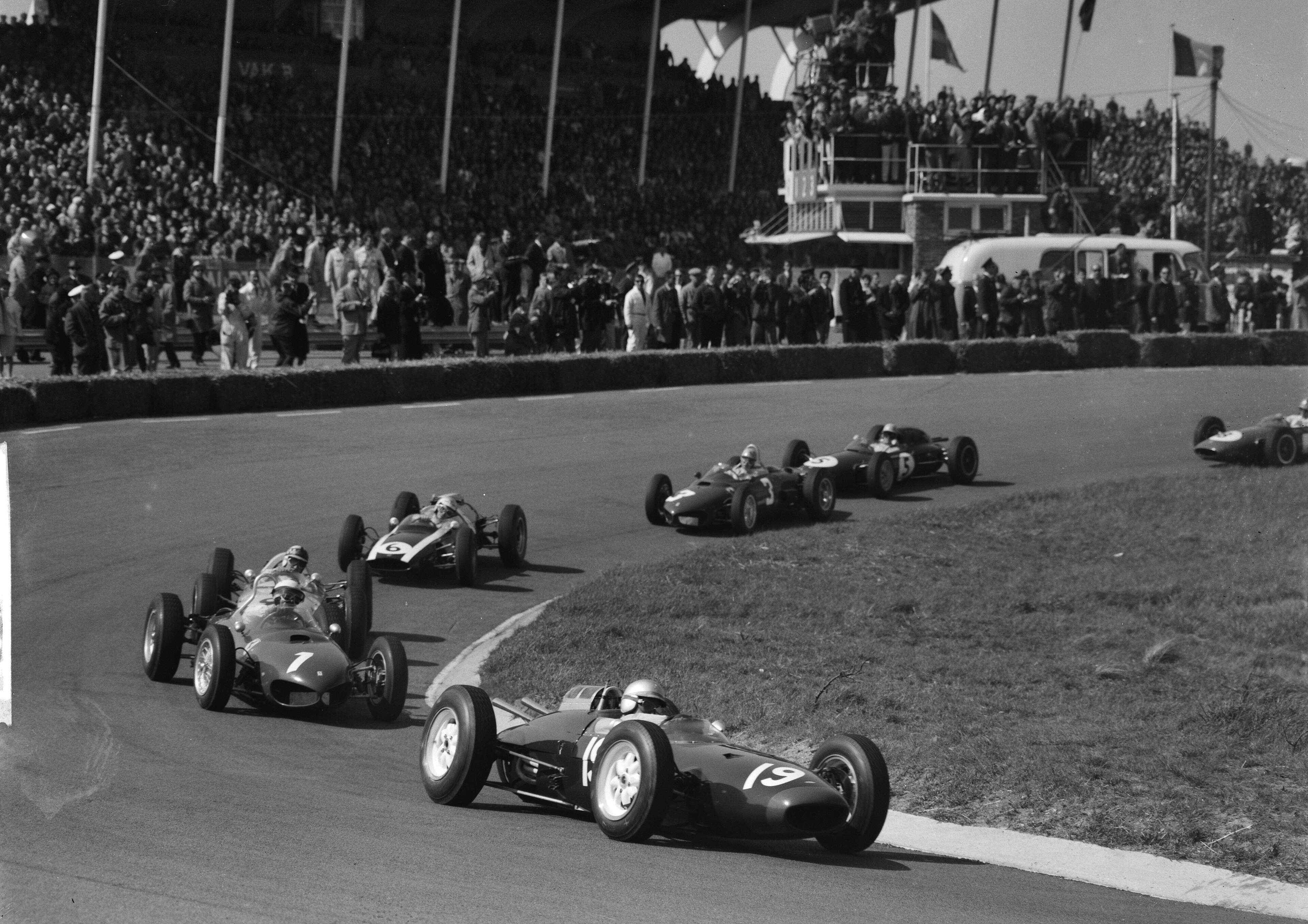 A field of period Grand Prix cars racing